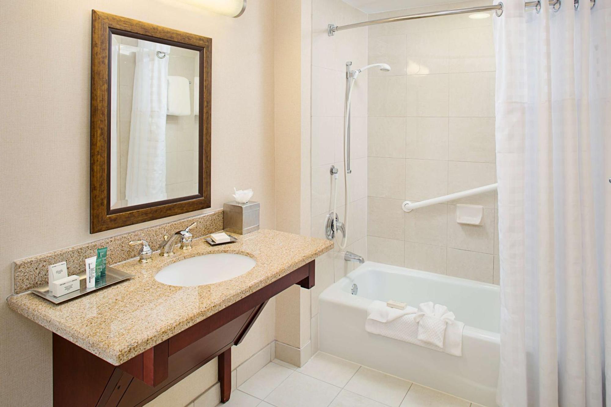 ฮิลตัน โพรวิเดนซ์ Hotel ภายนอก รูปภาพ